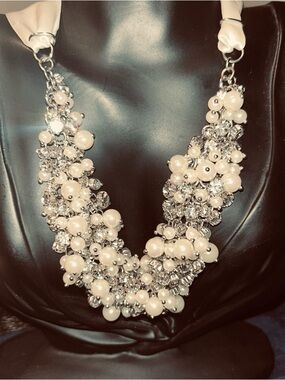 Host Pick 🎉🎉🎊Faux Pearl and Crystal Cluster Statement Necklace -
